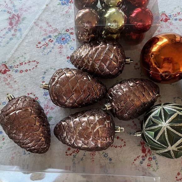 Lot of 41 Fall Ornaments Squirrel Owl Pinecones Acorns Balls Impact Resistant - Picture 5 of 8